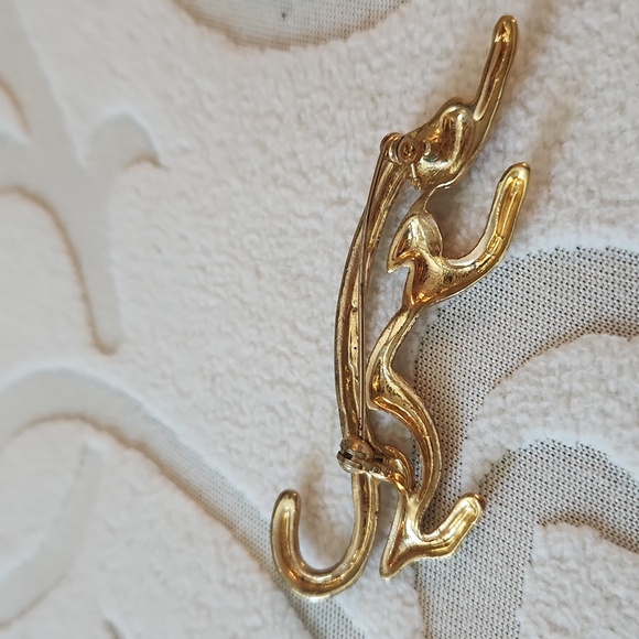 Elegant Gold Leopard Brooch - Picture 2 of 2